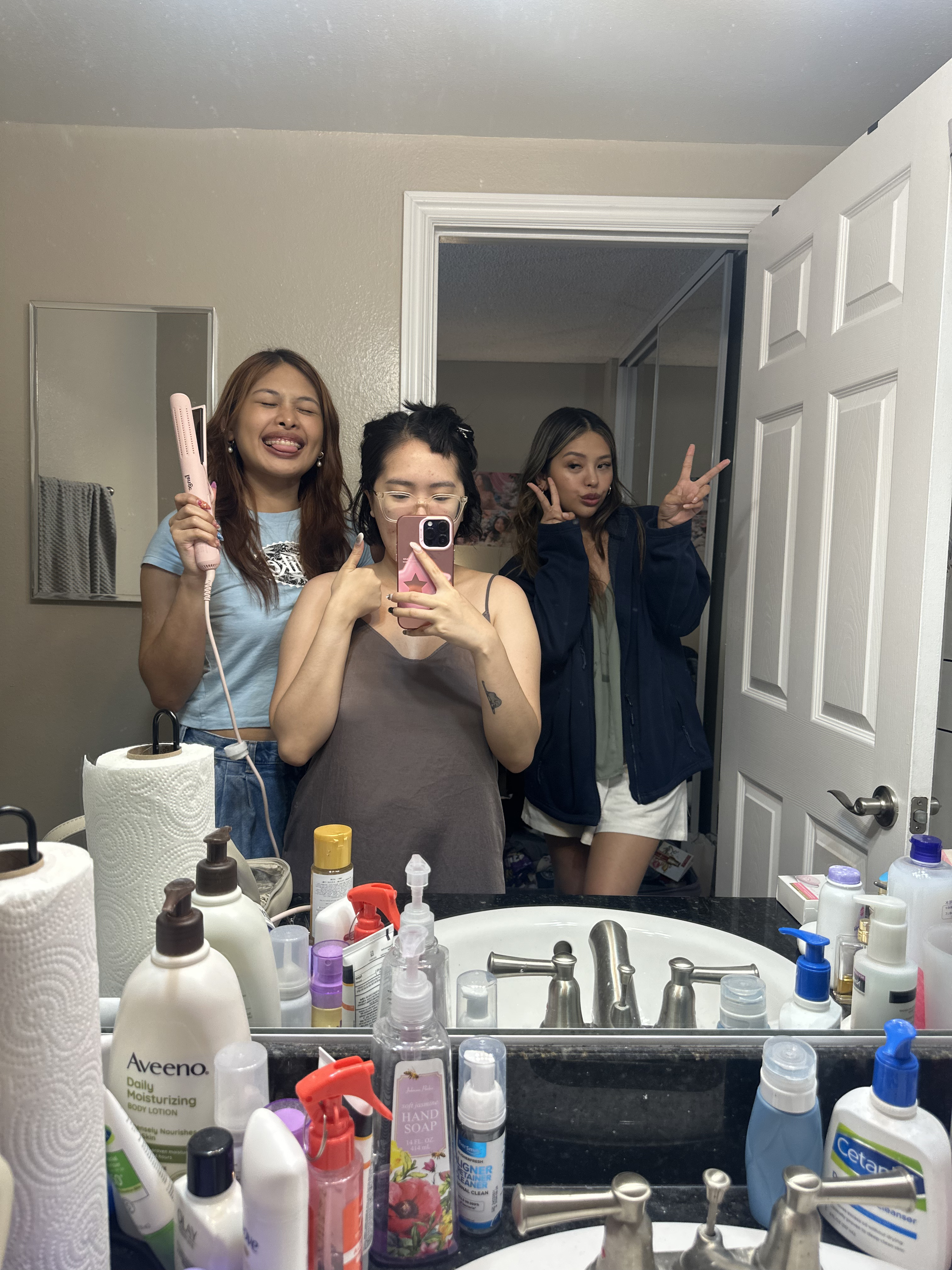 Argao sisters trying out ate's new hair curler