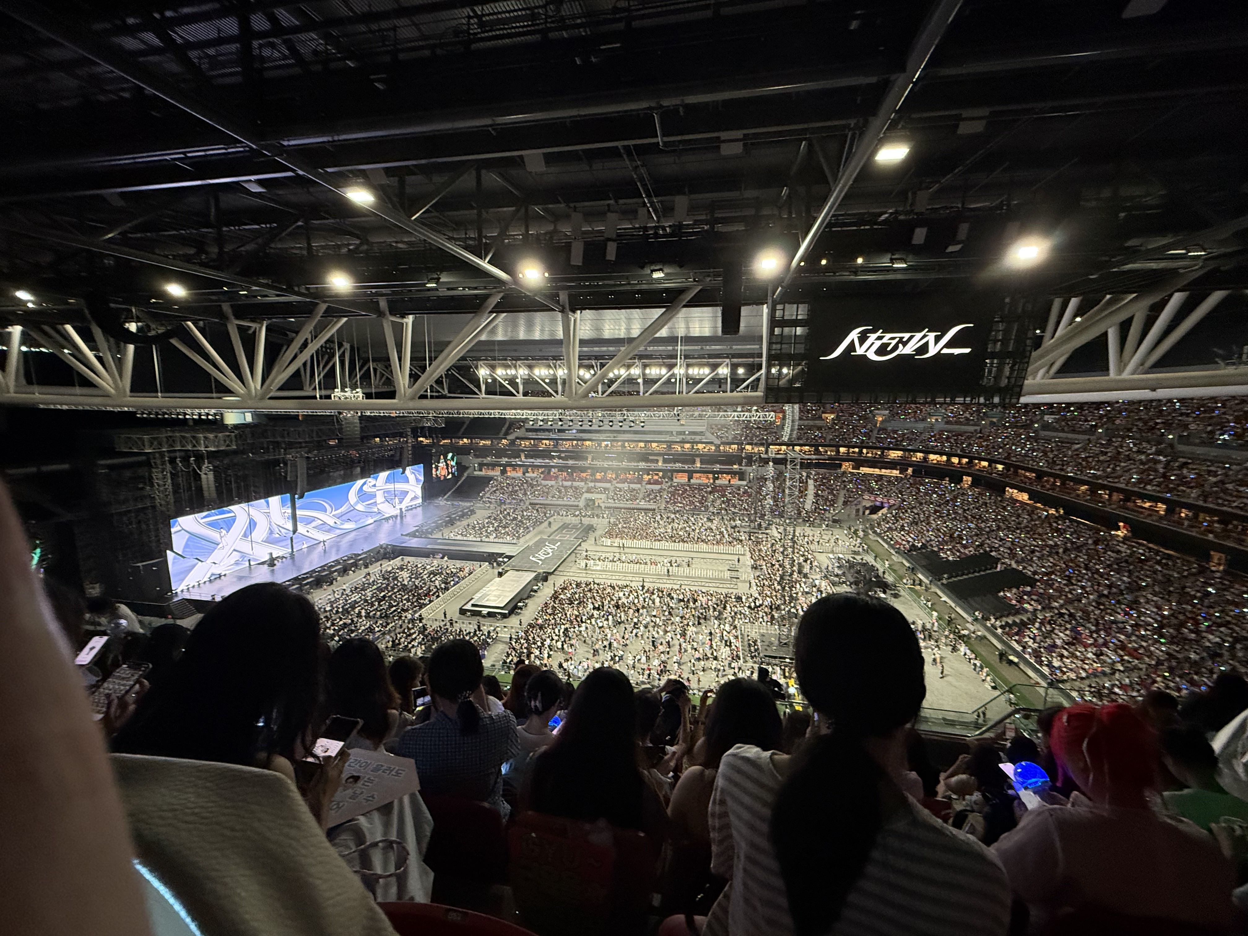 crowd @ svt new tour hk