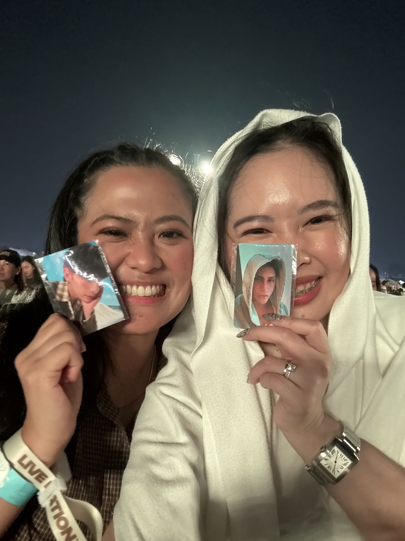 Mariel and Kwe with Justin and Ken photocards