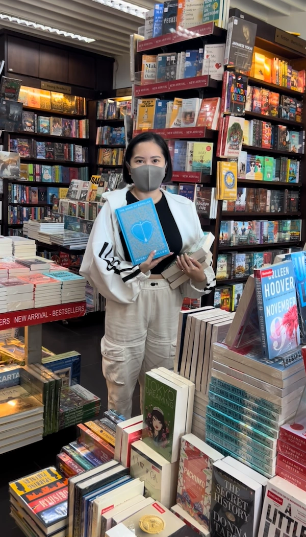 Kwe at Periplus bookstore